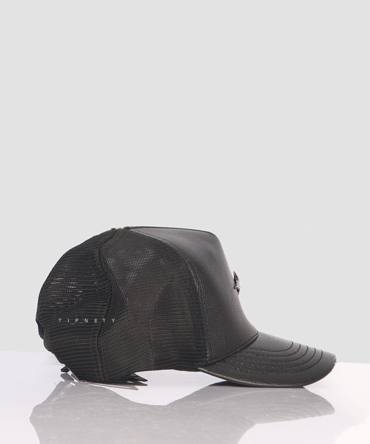کلاه کپ مشکی پلاک فلزی پشت توری 2228